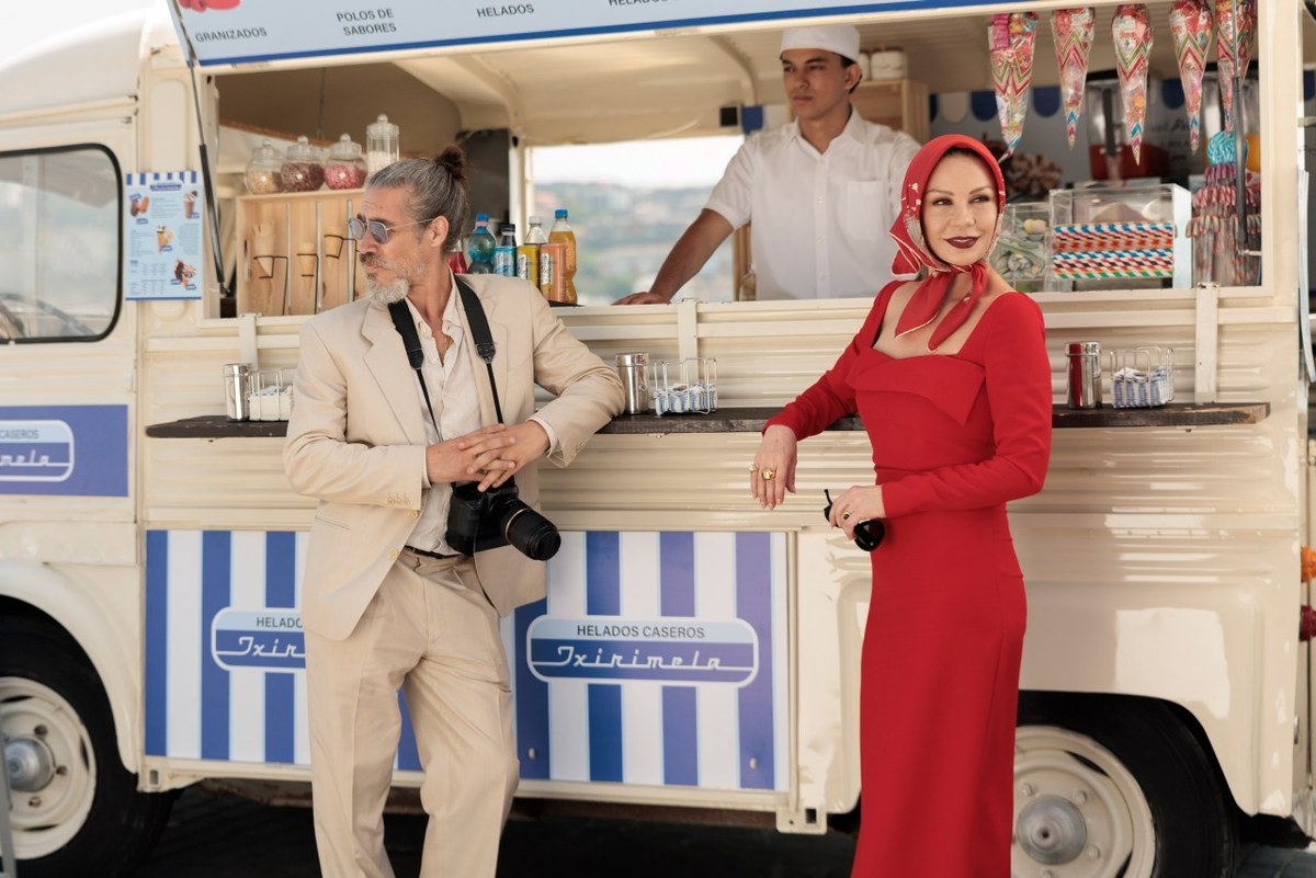 Óscar Jaenada as Zigor and Catherine Zeta-Jones as Jackie Price in Kill Jackie, official series still.