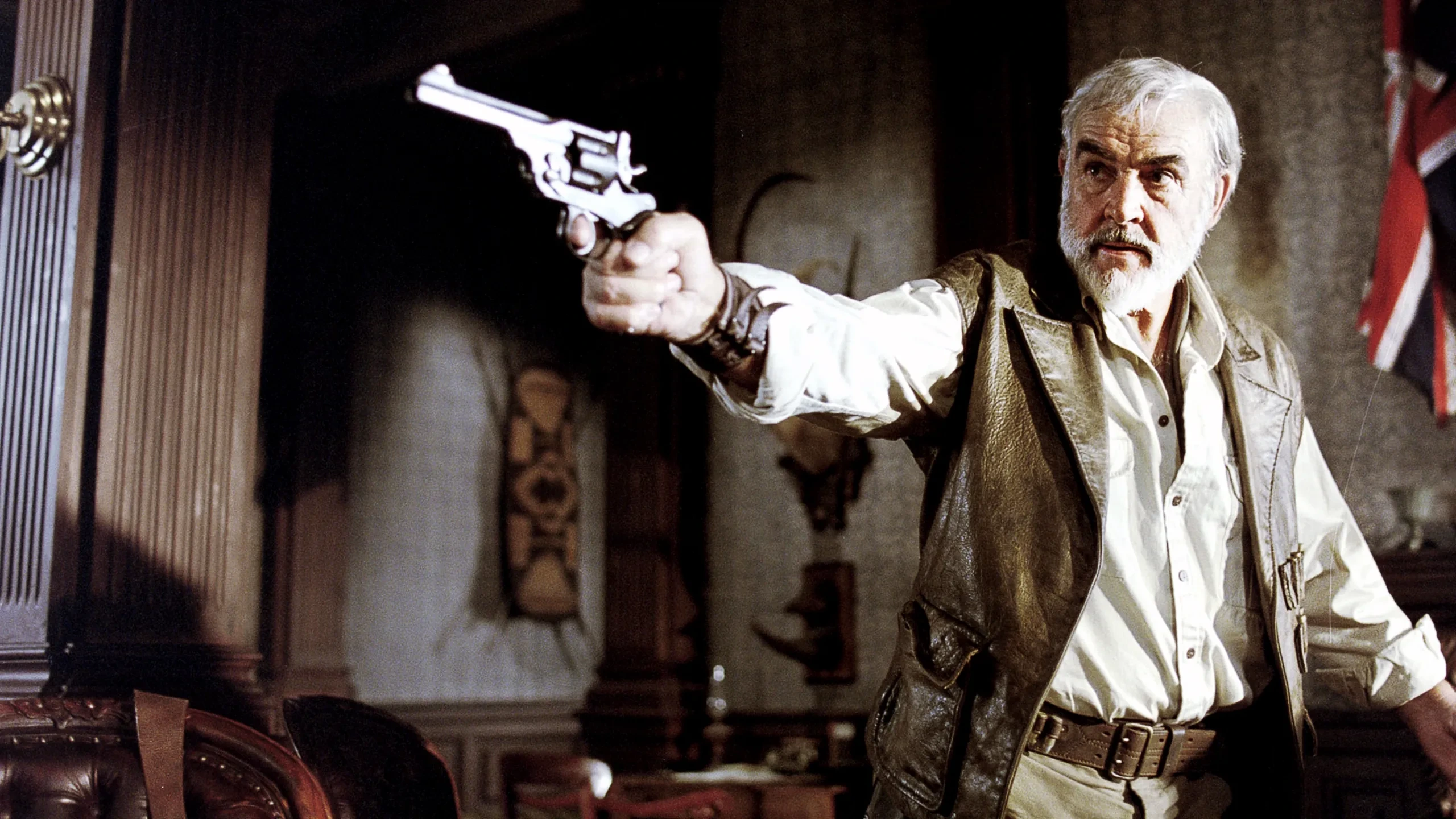 Sean Connery as Allan Quatermain aiming a revolver in The League of Extraordinary Gentlemen.