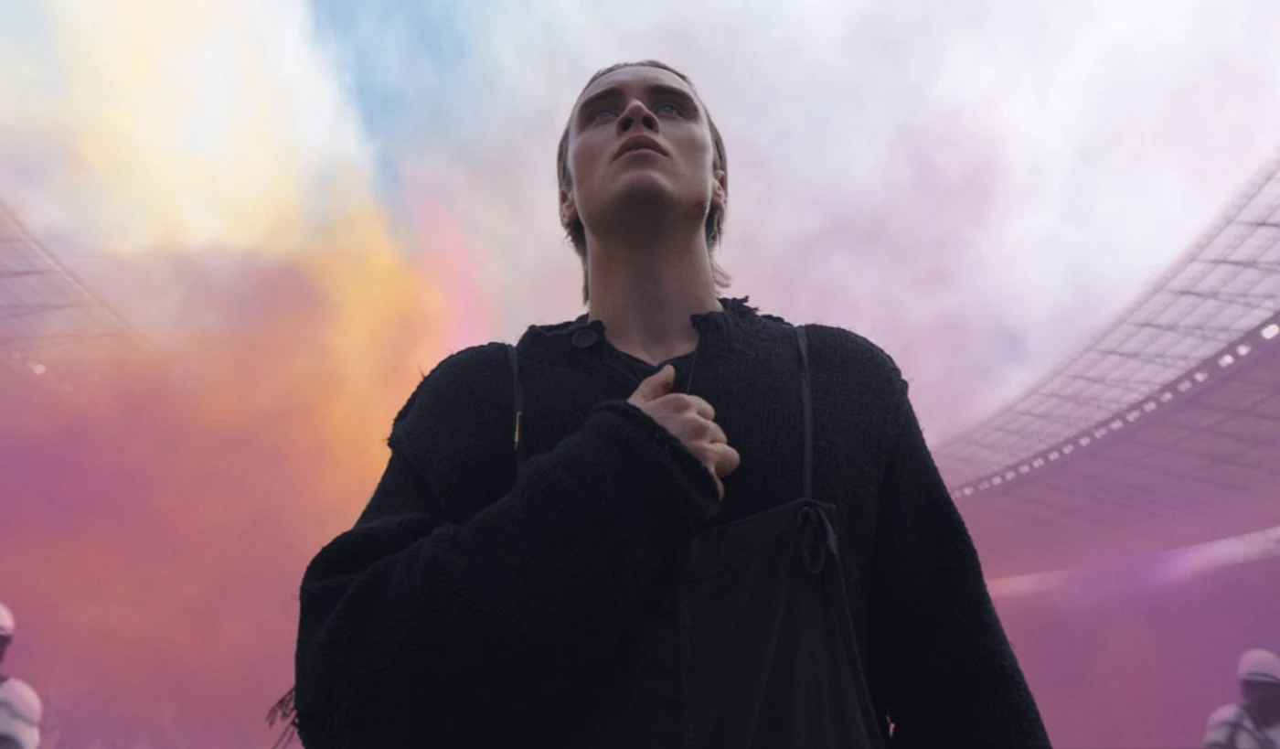 A tribute looking up at the sky during the arena launch sequence in Sunrise on the Reaping.