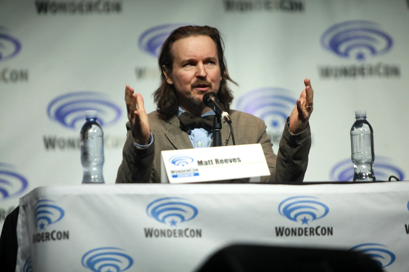 Matt Reeves speaking into a microphone and gesturing at WonderCon in Anaheim in 2014.