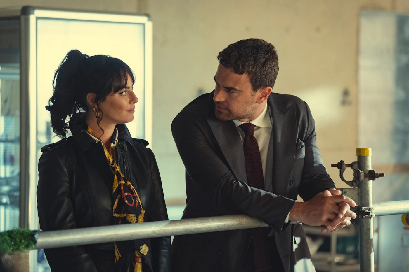 Theo James as Eddie Horniman and Kaya Scodelario as Susie Glass in The Gentlemen Season 2.