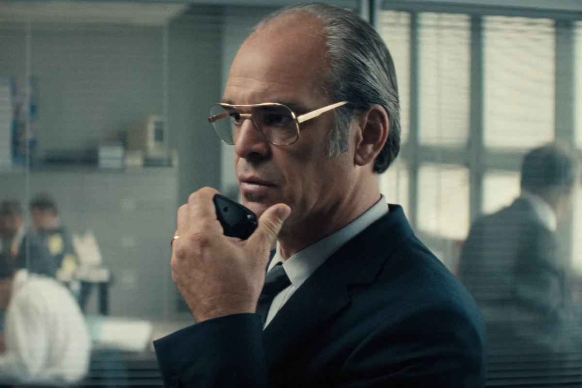 Steven Ogg as fictional UNABOM task force leader Dean Kaplan speaks into a radio in an office in Netflix’s UNABOMBER.